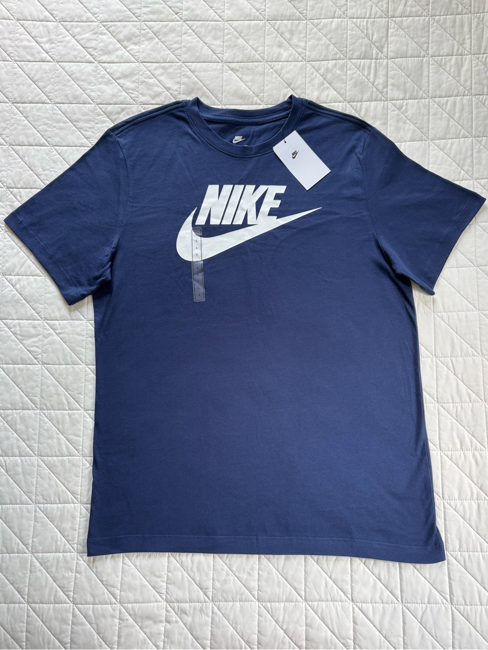 Nike Classic Center Swoosh Graphic Navy Blue T-Shirt - Men's Size Large NWT